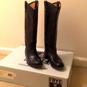 Frye 8.5